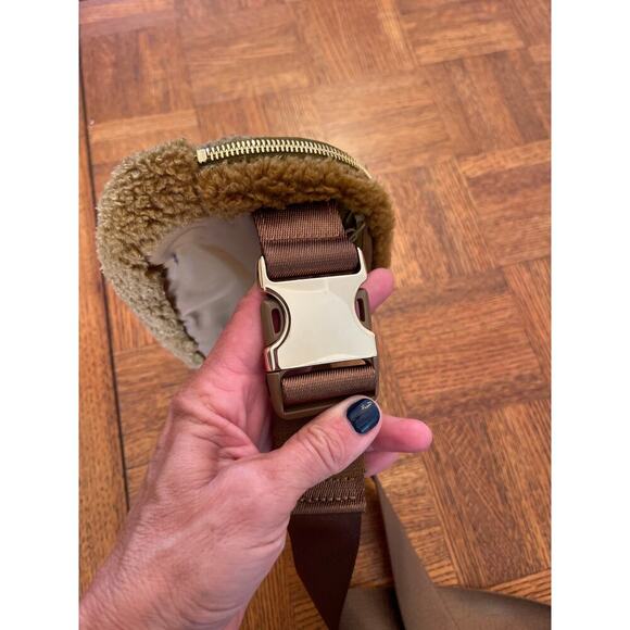 Lululemon Everywhere Sherpa Belt Bag in golden brown - Picture 4 of 7